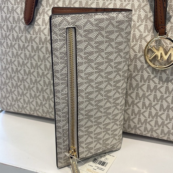 Michael Kors Reed Large Bifold Signature Snap Wallet Card Case
Vanilla
NWT - Picture 8 of 16